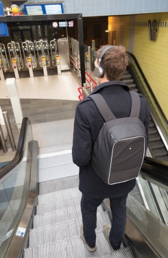 Logotrade Firmengeschenke das Foto: Swiss Peak 15,6" Anti-Diebstahl Laptop-Rucksack