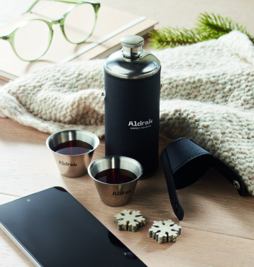 Logotrade Firmengeschenke das Foto: Flasche mit Schnapsbechern