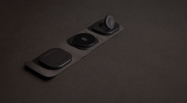 Logotrade reklaamkingi foto: Swiss Peak RCS rplastist kolm-ühes juhtmevaba 15W reisilaadija