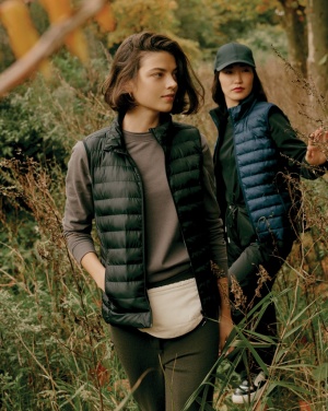 Logo trade firmakingi pilt: Iqoniq Meru naiste taaskasutatud polüestrist vest