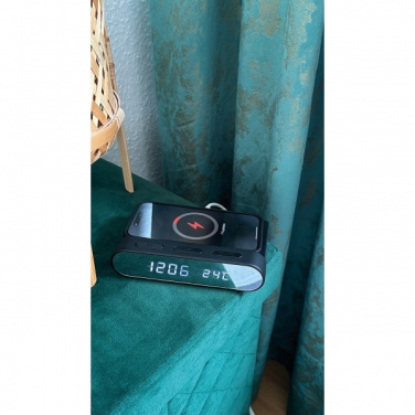 Logotrade meened pilt: Äratuskell ja juhtmevaba laadija ADELAIDE