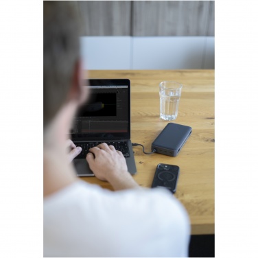 Logo trade mainoslahjat tuotekuva: Xtorm XB403 Titan Ultra 27 000 mAh 200 W:n kannettavan tietokoneen varavirtalähde