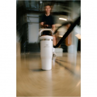 Logotrade liikelahjat mainoslahjat tuotekuva: Stanley 890 ml:n IceFlow™ juomamuki kääntyvällä pillillä