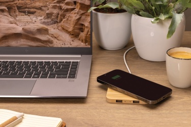 Logotrade mainostuote tuotekuva: 10W bambuinen langaton laturi USB:llä
