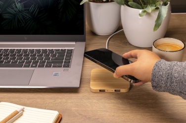 Logotrade liikelahja mainoslahja kuva: 10W bambuinen langaton laturi USB:llä