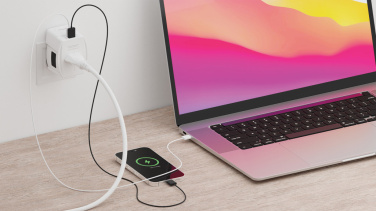 Logotrade mainoslahjat kuva: SKROSS World Travel adapteri MUV 65W PD USB C -kaapelilla