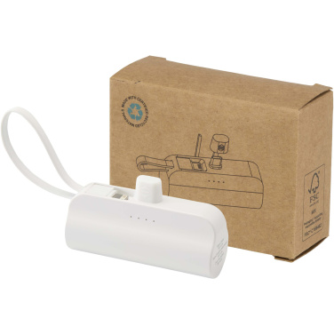 Logotrade ziemassvētku dāvanas foto: Alnair 5000 mAh 10W pārstrādātas plastmasas C tipa pārnēsājamais akumulators ar iebūvētu atlokāmu statīvu un 2-in-1 kabeli