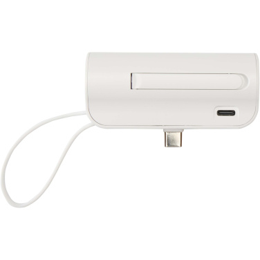 Logotrade korporatīvās dāvanas foto: Alnair 5000 mAh 10W pārstrādātas plastmasas C tipa pārnēsājamais akumulators ar iebūvētu atlokāmu statīvu un 2-in-1 kabeli