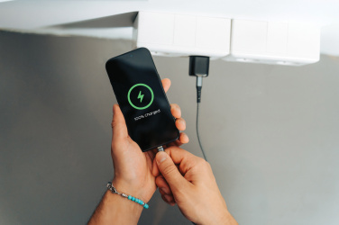 Логотрейд pекламные подарки картинка: Зарядное устройство Urban Vitamin Monterey RCS из переработанного пластика 20 Вт GAN