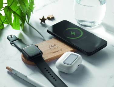 Логотрейд pекламные подарки картинка: 3 in 1 15W wireless charger