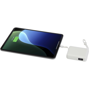 Logotrade profilreklam bild: Acrux 10 000 mAh 35 W powerbank för surfplattor med inbyggd Type-C-kabel – tillverkad av återvunnen plast